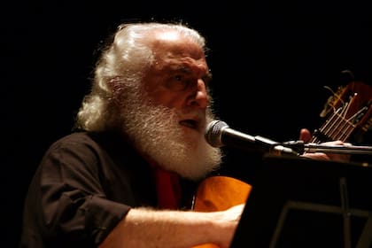 A los 81 años, el histórico folclorista volvió a presentarse en un escenario de la Ciudad de Buenos Aires, en el que habló más de lo que cantó, fiel a su estilo