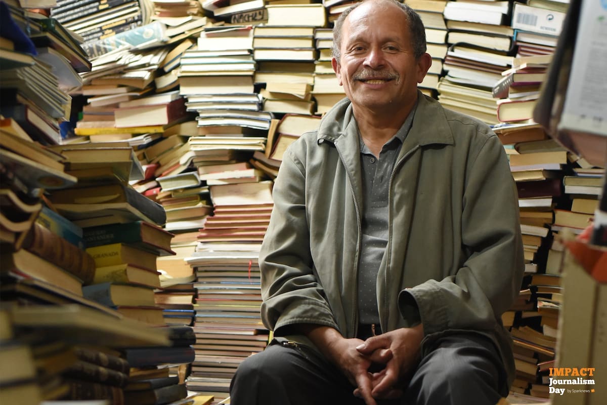 José Alberto Gutiérrez en su casa repleta de libros, en el barrio La Nueva Gloria