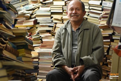 José Alberto Gutiérrez en su casa repleta de libros, en el barrio La Nueva Gloria