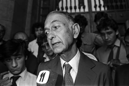 José Alfredo Martínez de Hoz después de declarar en Tribunales, en septiembre de 1985
