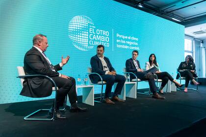 José Alonso (Mirgor), Gastón Remy (Nuqlea), Hugo Eurnekian (CG), Tamara Vinitzky (KPMG). Moderó Verónica Cheja (CEO y cofundadora de la agencia Urban)