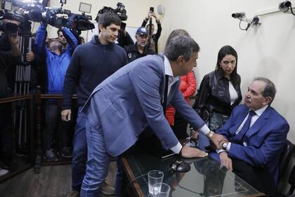 José Alperovich, con sus cuatro hijos, el día que se leyó la sentencia