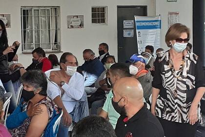 José Alperovich y "Betty" Rojkés recibieron la vacuna contra la covid-19 en el hipódromo