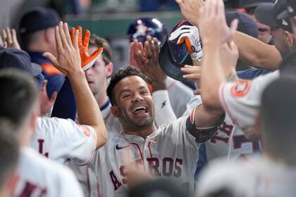 José Altuve impulsa con cuatro hits y Astros vencen 9-1 a Nacionales