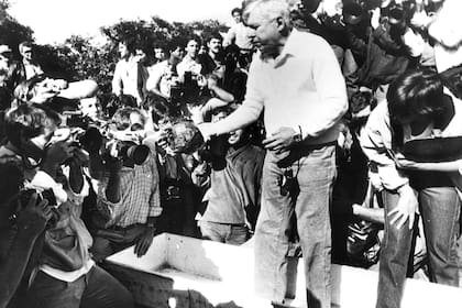 José Antonio de Mello, de la morgue de San Pablo, muestra a los medios la calavera de Josef Mengele en Embú, Brasil, en 1985