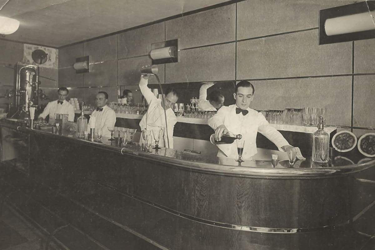 José Antonio hace 46 años que está detrás de la barra. Empezó cuando tenía solo 14 años a preparar cócteles.