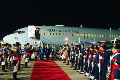 José Antonio Kast fue recibido con honores en su arribo a la Argentina, donde lo recibió el Secretario de Relaciones Económicas Internacionales, embajador Fernando Brun