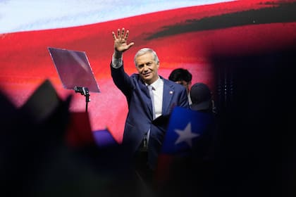 José Antonio Kast saluda tras ganar la segunda vuelta de las elecciones presidenciales en Santiago de Chile