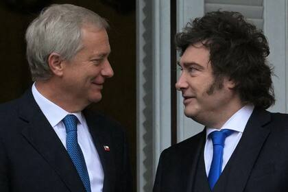 Jose Antonio Kast y Javier Milei, en el balcón de la Casa Rosada