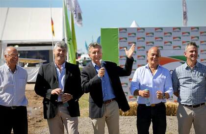 José Aranda (Clarín). el ministro Buryaile, Macri, Venegas y Fernán Saguier (La Nacion), ayer en Expoagro