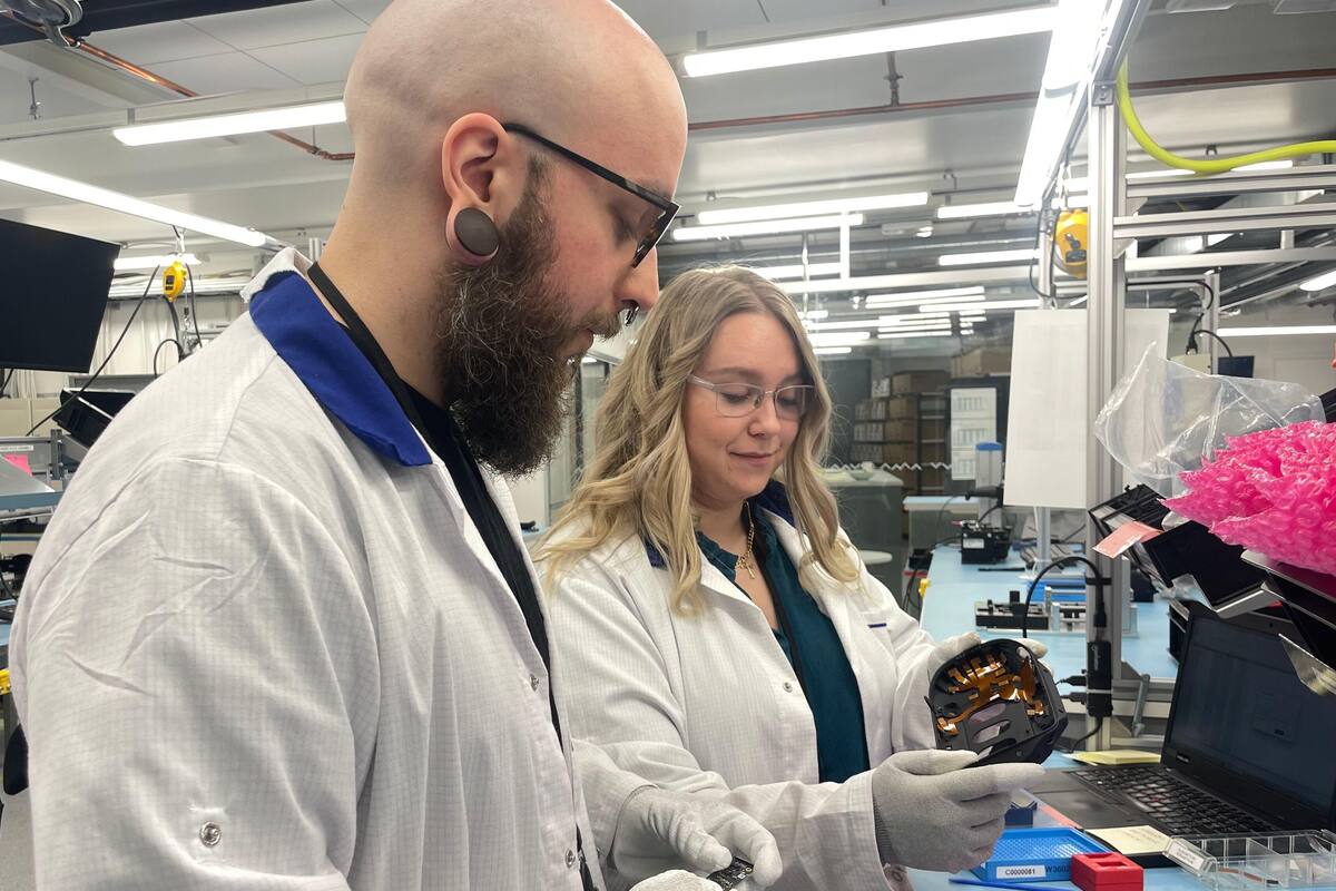 José Barrientos fabrica cascos con sistemas electrónicos para el entrenamiento militar.