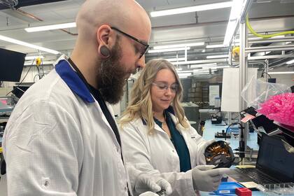 José Barrientos fabrica cascos con sistemas electrónicos para el entrenamiento militar.