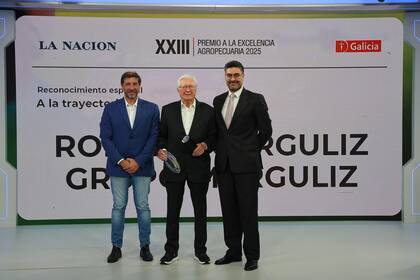 José Borrajo (a la izquierda), gerente de Segmentos Mayoristas de Galicia, entregó el reconocimiento a Ronald Marguliz