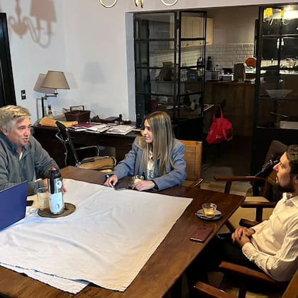 José Bustingorri, exprecandidato a intendente de Saladillo, Juan Manuel Nicora Gutierrez, Coordinador de la Libertad Avanza en Saladillo y Geraldine Calvella.