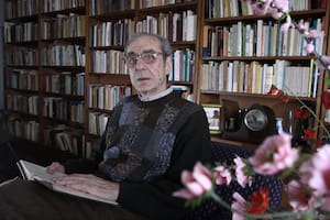 José Carlos Chiaramonte Nació en Santa Fe, en 1931. Es historiador, profesor honorario de la UBA e investigador emérito del Conicet. Obtuvo el Premio Bernardo Houssay y el Premio a la producción científica y tecnológica de la UBA. Entre otros, escribió El lenguaje político en tiempos de las independ