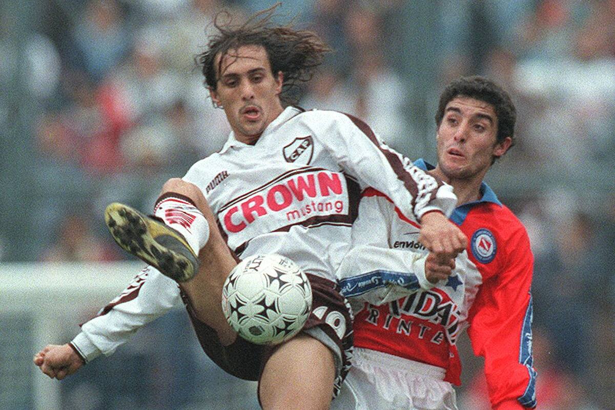 José Chatruc, de Platense, disputa la pelota con Diego Cogliandro, de Argentinos Juniors un partido por el Clausura 1999.