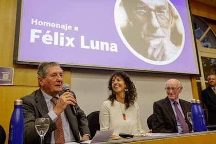 José Claudio Escribano, Felicitas Luna y Natalio Botana en el homenaje a Félix Luna en la Universidad Austral, que dio inicio a la Diplomatura de Historia argentina