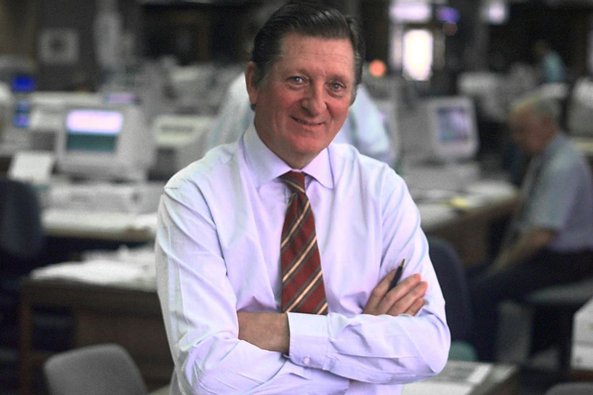 JOSE CLAUDIO ESCRIBANO, SUB-DIRECTOR DE LA NACION, EN LA REDACCION EL 23/2/1998