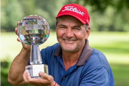 José Cóceres, feliz con el trofeo