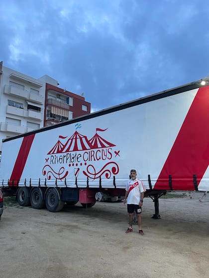 José, con su trailer que utiliza como casa, y la camiseta de River como sello distintivo
Foto: Gentileza José María Díaz