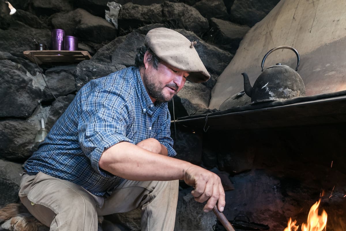 José correa en la puerta de su casa de montaña en la base del volcán Tromen.