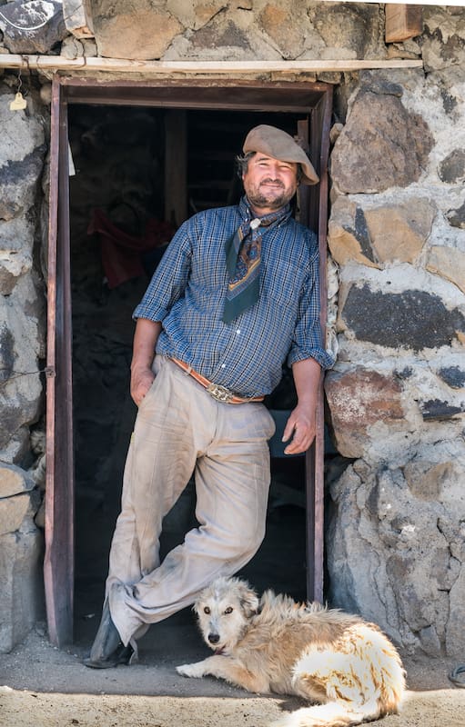 José correa en la puerta de su casa de montaña en la base del volcán Tromen.