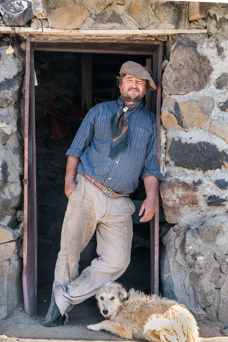 José correa en la puerta de su casa de montaña en la base del volcán Tromen.