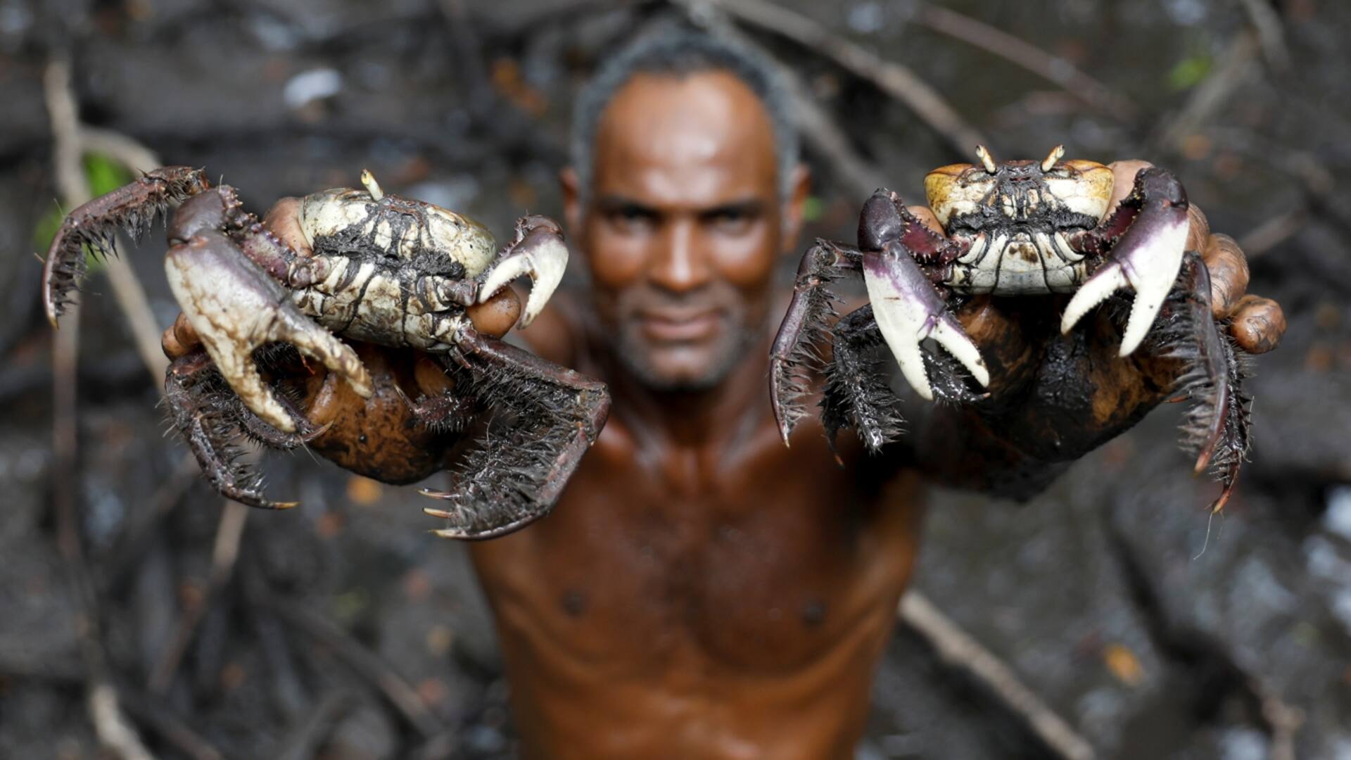 José Da Cruz, el cazador de cangrejos del río Caratigui