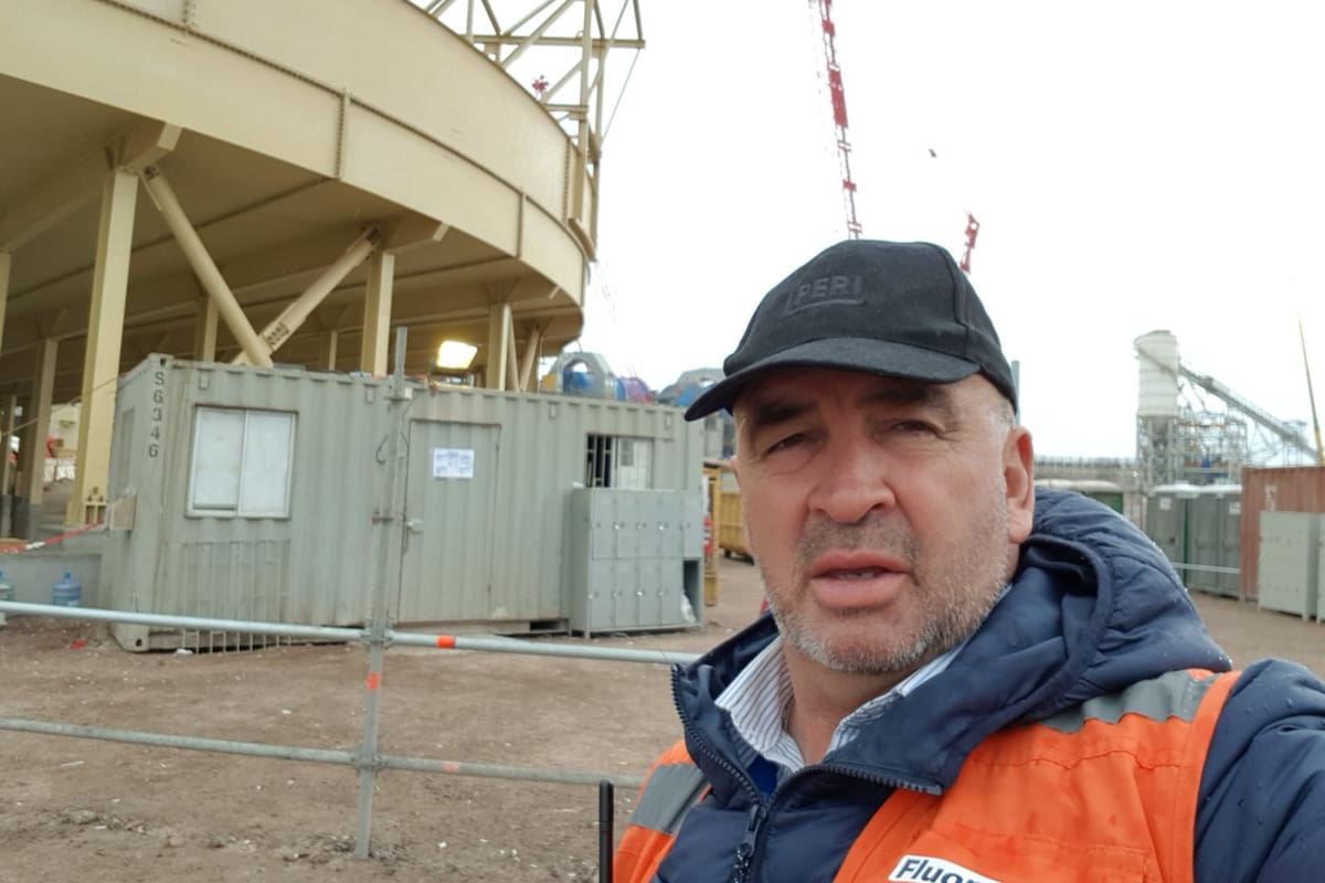 José Daniel Ponce hoy, trabajando como minero; su vida siguió en Chile y se enamoró del país trasandino