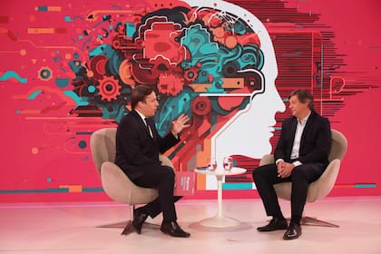 José del Río, director de Contenidos de LA NACION, y Daniel Kislauskis, socio líder de Deloitte, en la apertura del summit 10 "Negocios del Futuro"