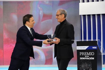 José Del Rio (LA NACION) hace entrega del premio a Diego Fenoglio, presidente de Rapa Nui.