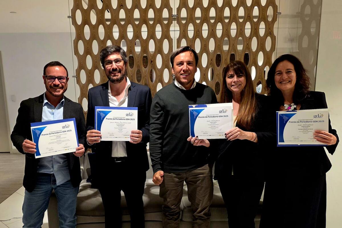 José Del Rio, secretario general de Redacción de LA NACION (centro), junto a Florencia Abd, Florencia Fernández Blanco e Ignacio Federico en la ceremonia realizada en Miami