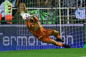 José Devecchi jugó un partido 10 puntos ante Banfield: el momento en que el arquero de Aldosivi le desvía el penal a Dátolo