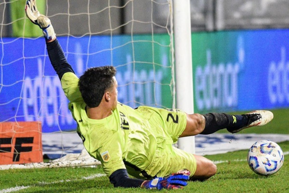 José Devecchi le contiene el último penal al defensor Herranz: San Lorenzo sufrió pero eliminó a Sportivo Las Parejas desde los 12 pasos