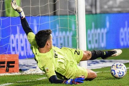 José Devecchi le contiene el último penal al defensor Herranz: San Lorenzo sufrió pero eliminó a Sportivo Las Parejas desde los 12 pasos