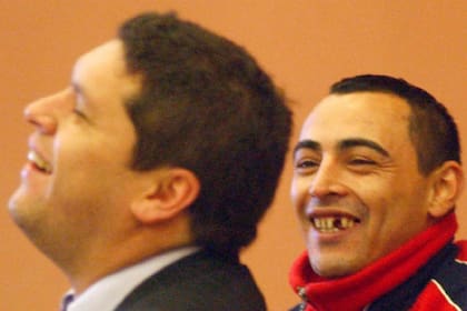 José Díaz, uno de los condenados por el crimen de Axel Blumberg, y quien fue su abogado en el juicio, Guillermo Endi, sonríen en una audiencia