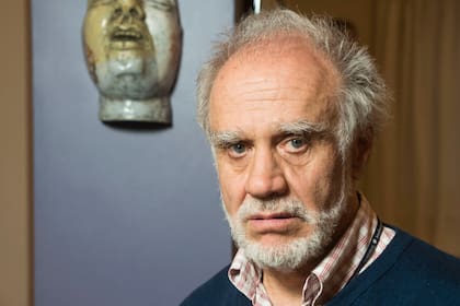 Para el historiador José Emilio Burucúa, el traspado del sable corvo a Granaderos es una "medida irreflexiva y algo adulona"
