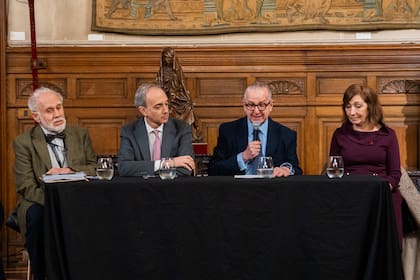 José Emilio Burucúa, Carlos Torrendell, Sergio Baur y Marta Penhos en el Museo de Arte Decorativo