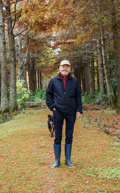 José Ernesto Schwarzböck en una de sus recorridas semanales.