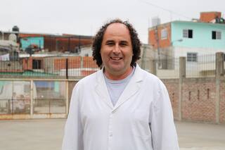 A puro corazón: el maestro que transformó un basural en escuela