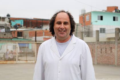 José es uno de los maestros fundadores de la escuela primaria N° 12 de la villa 21-24 a la que asisten 800 chicos del barrio