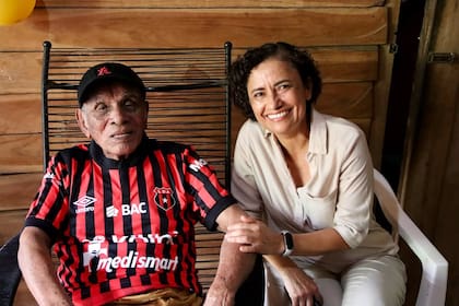 José Flores Flores junto a Yorleny León Marchena, ministra de Desarrollo Humano e Inclusión Social de Costa Rica (Foto: Instagram @yorlenyleoncr)