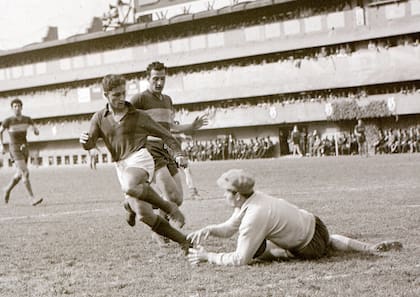 José Francisco Sanfilippo, a los 20 años, con la camista de San Lorenzo en un partido contra Boca en la Bombonera; fue una rivalidad que marcó su carrera