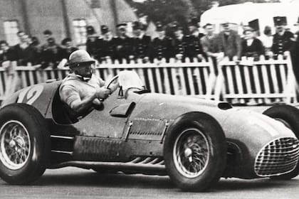 José Froilán González maneja en Silverstone; en el Gran Premio de Gran Betaña de 1951, el arrecifeño logró la primera victoria de Ferrari en la Fórmula 1