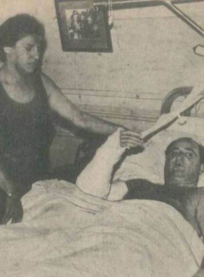 José Fuentes, chofer de Oberdan Sallustro, se recupera del tiro recibido en su brazo por parte de los captores del empresario; a su lado se encuentra su esposa