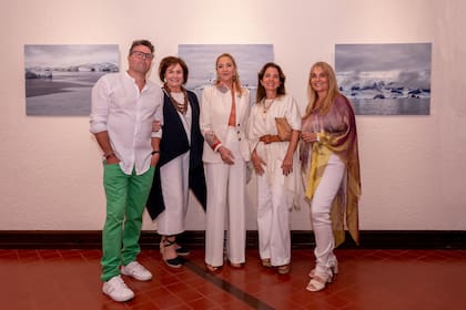 José Gabriel Castagnino, Chantal de Erdozain, la condesa Paola Marzotto, la broker Marusia Izrastzoff y Cecilia Nuñez Lamelas. La muestra ambiental ya fue presentada en la Legislatura de la ciudad de Buenos Aires. Recibe 2023 en Uruguay.