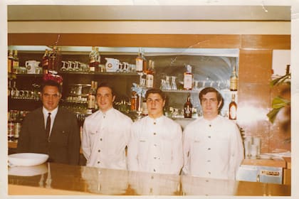 José García (izquierda), quien adquirió La Ópera a comienzos de la década de 1970