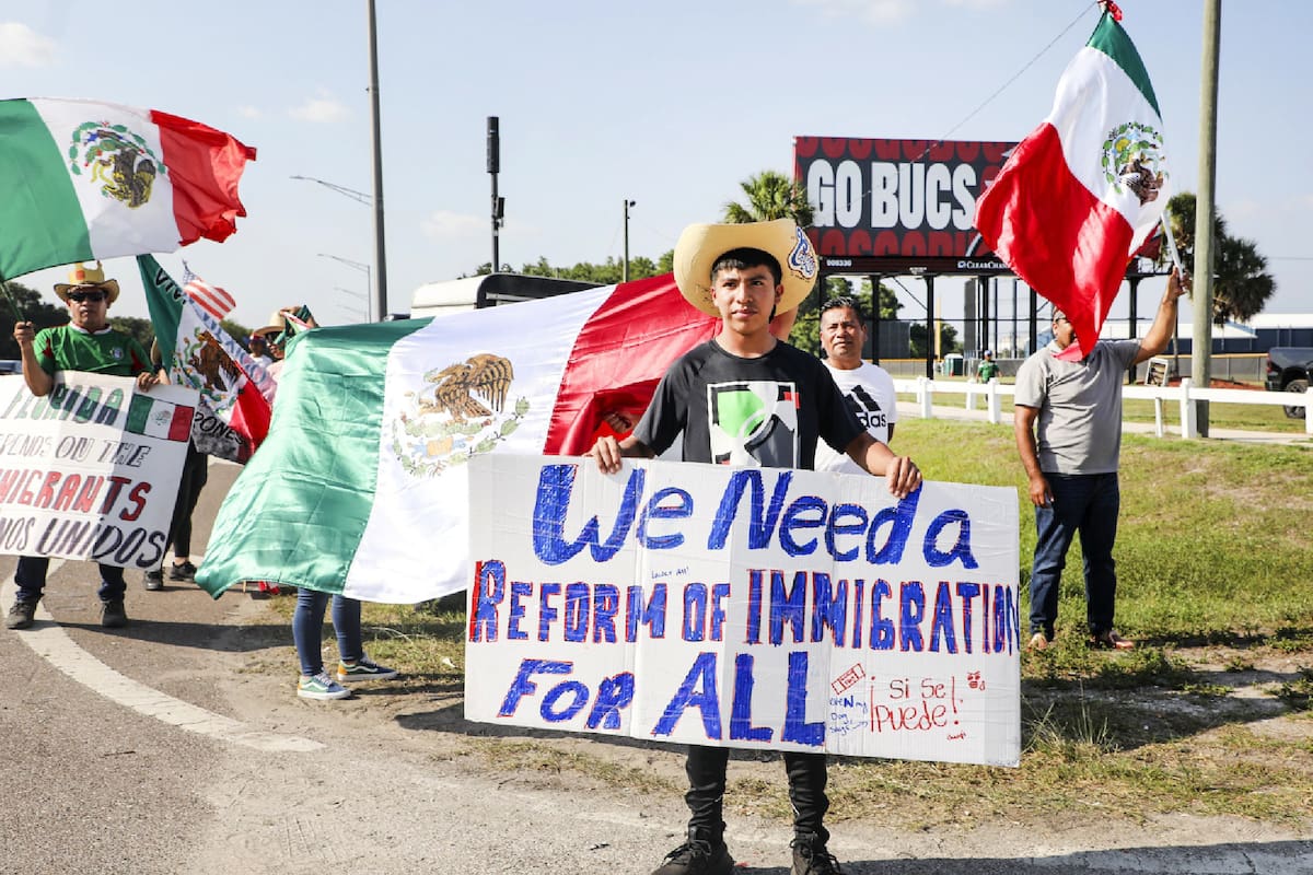 José Hernández, de 15 años y residente de la ciudad de Lakeland, participa en una manifestación el viernes 30 de junio de 2023 en Tampa, Florida, con el fin de protestar contra la nueva ley del estado para regular la inmigración