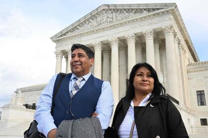 José Hernández y Beatriz González, padrastro y madre de la joven asesinada en un atentado, demandaron a Google (Foto: AFP)