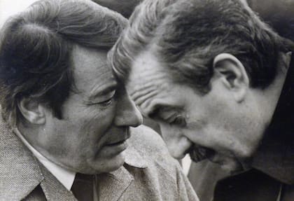 José Ignacio López, en el momento en el que le informa a Alfonsín de la mutilación del cuerpo de Perón
